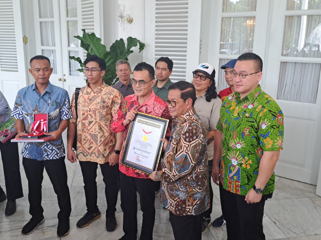 Momen Pramono Anung, menerima kedatangan para pecinta kucing alias cat lovers, Kamis (13/3/2025) sore di Balai Kota. (BeritaNasional/Lydia)