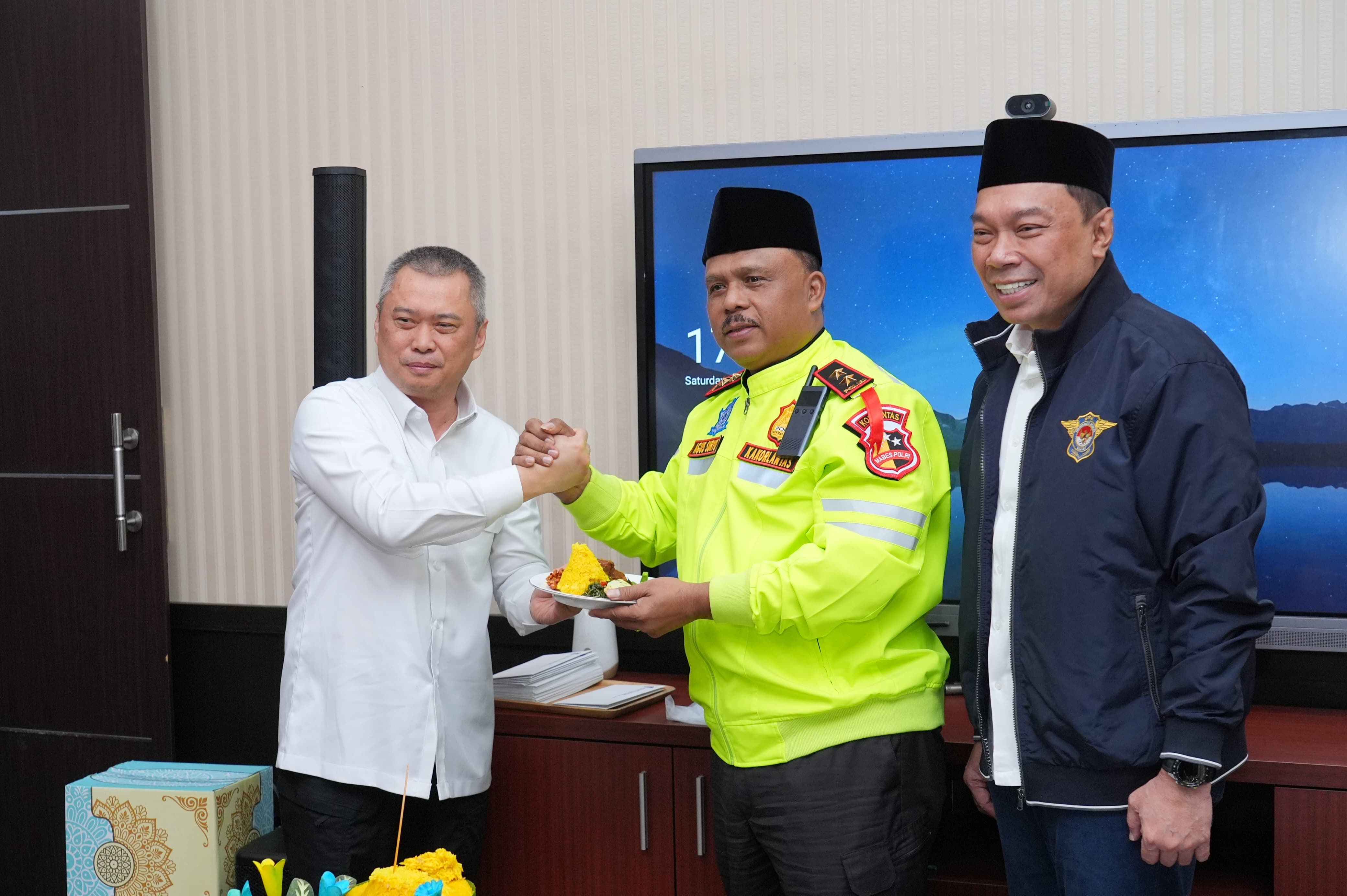 Menhub Dudy Purwagandhi (kiri) bersama Kakorlantas Polri Agus Suryonugroho (tengah) saat meninjau kesiapan Posko Pengamanan Terpadu. (Foto/Istimewa)