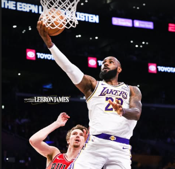 Pebasket LeBron James saat melakukan layup. (Foto/Instagram/Lakers)