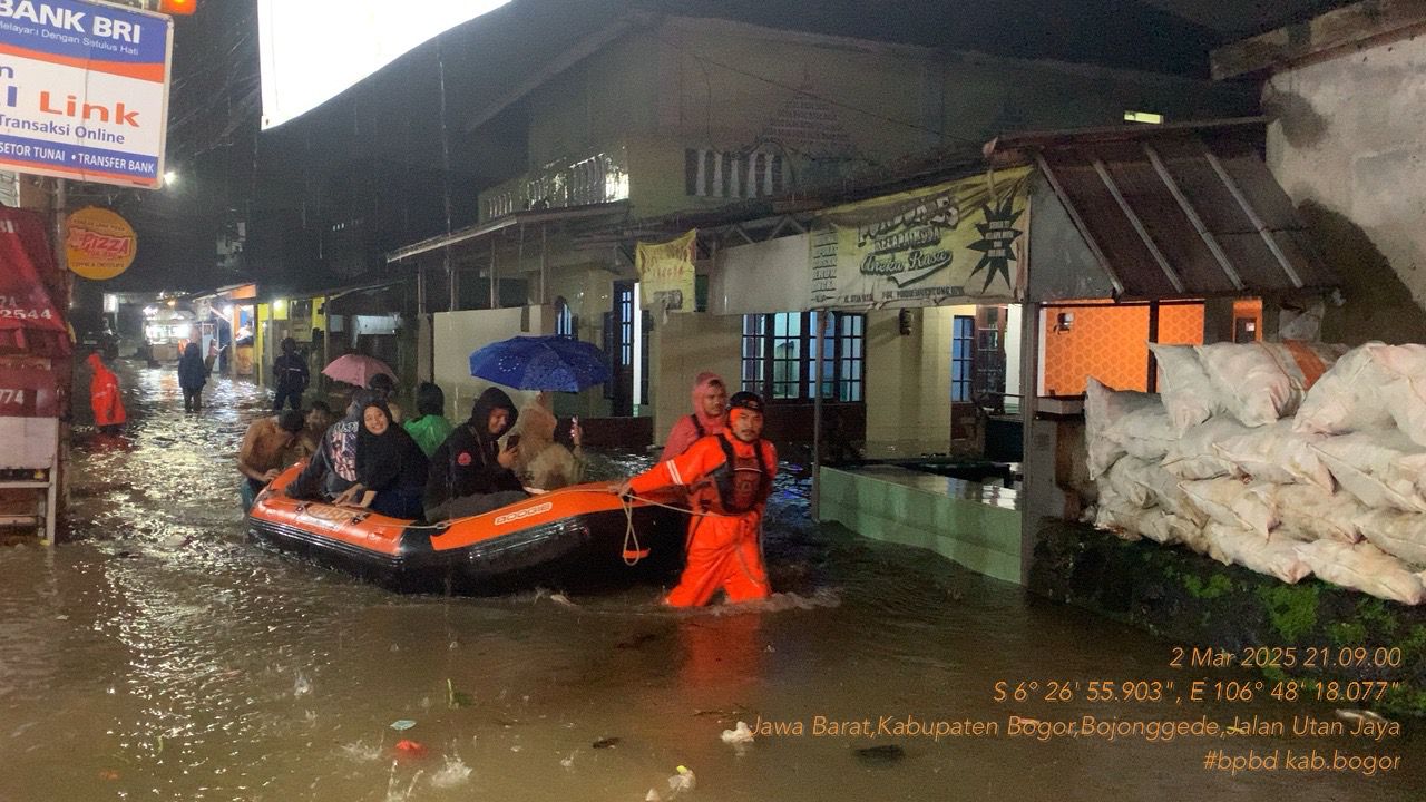 Tim evakuasi warga terdampak banjir. (BeritaNasional/BNPB)