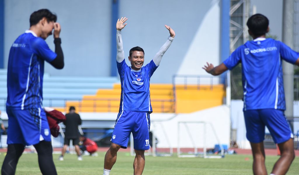 Pemain Persib Bandung Dedi Kusnandar saat berlatih bersama rekan setim. (Foto/persib.co.id)