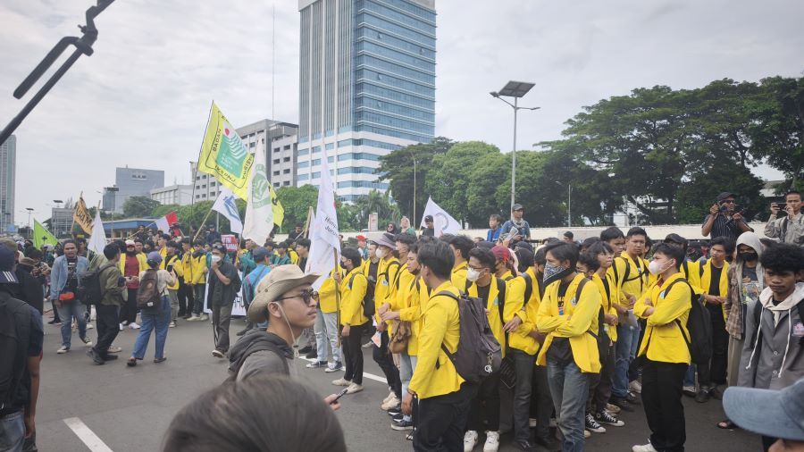 Kemacetan terjadi setelah massa memblokir jalan arteri Gatot Subroto tuntut penolakan RUU TNI. (BeritaNasional/Bachtiarudin Alam)