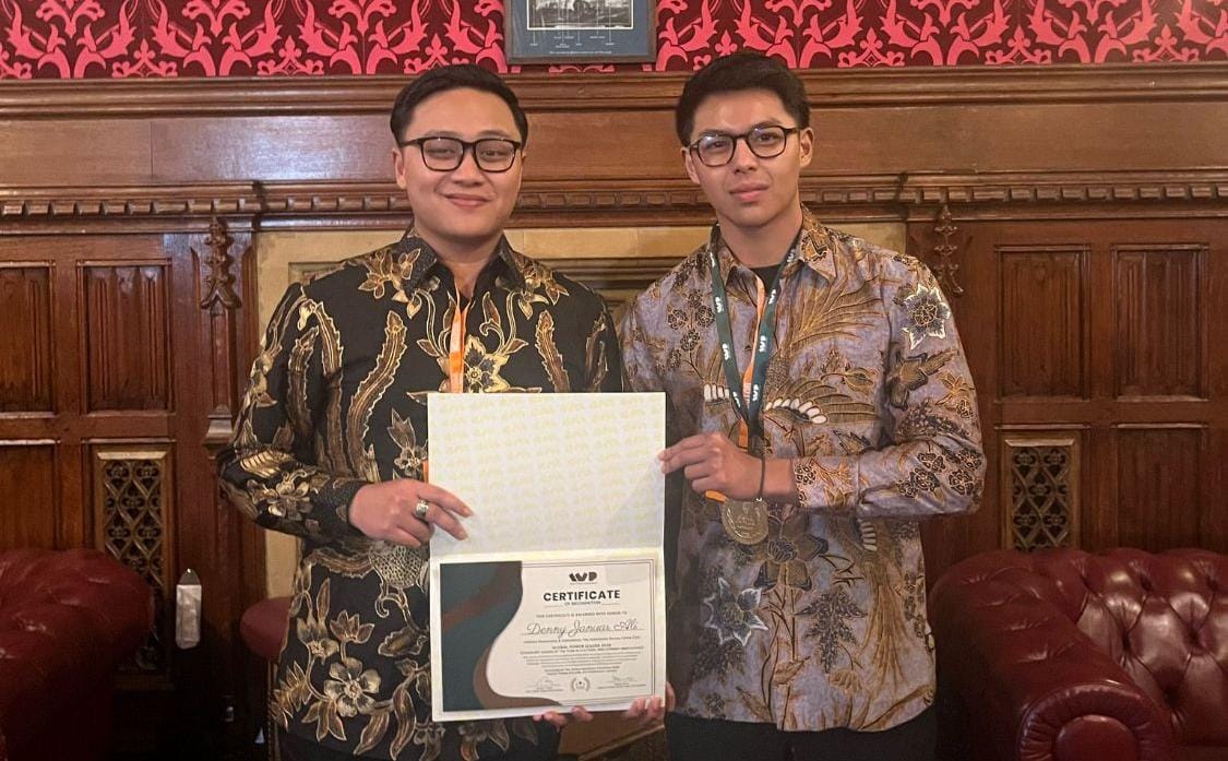 Denny JA Terima Penghargaan Inovasi Budaya dan Sastra di London. (Foto/istimewa).