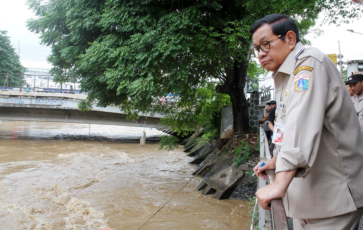 Gubernur Jakarta Pramono Anung saat memantau ketinggian air di salah satu pintu air di Jakarta. (BeritaNasional/Oke Atmaja)