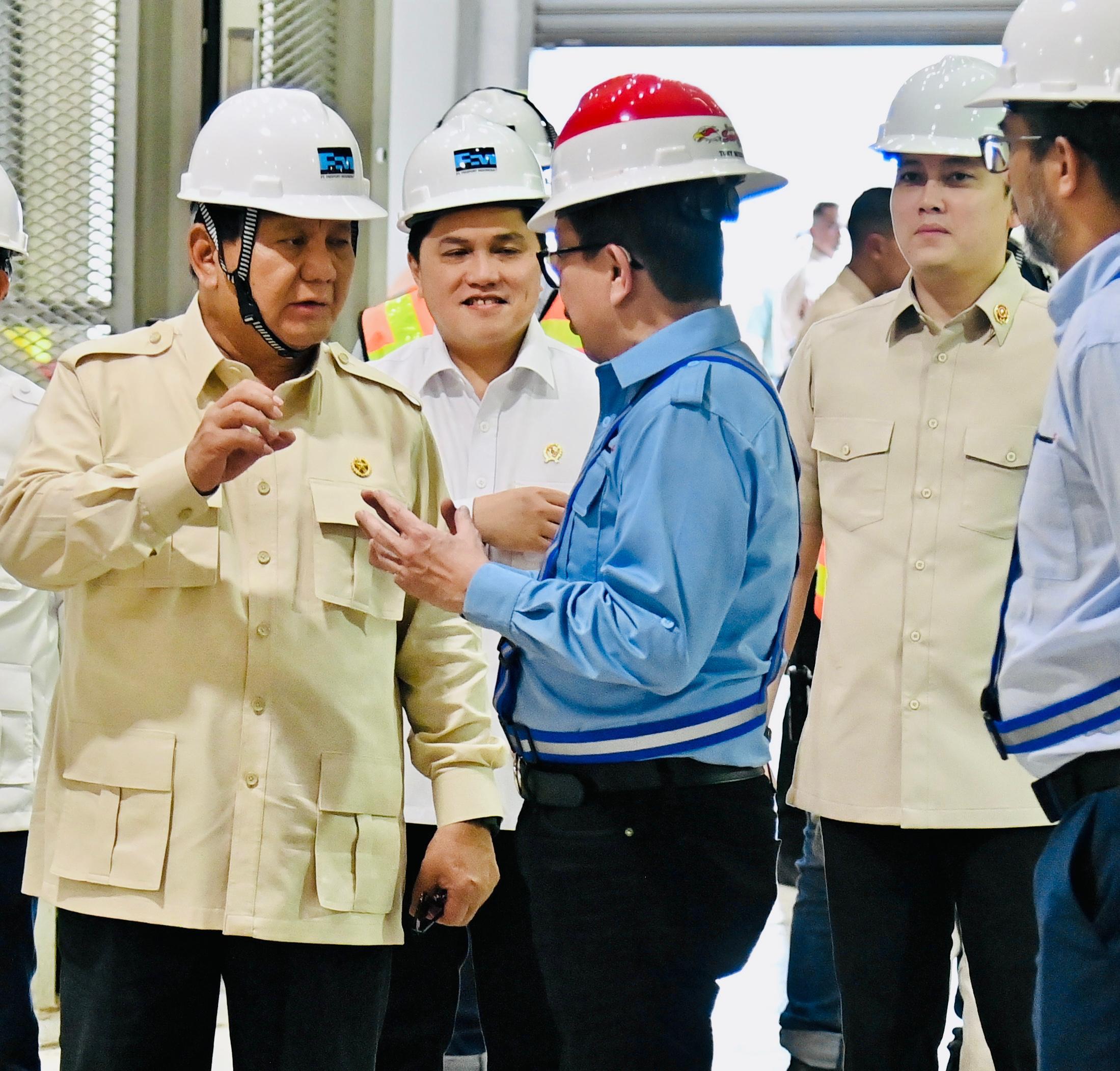 Presiden Prabowo (kiri) saat meninjau smelter Logam Mulia di PTFI Gresik. (Foto/BPMI Setpres)