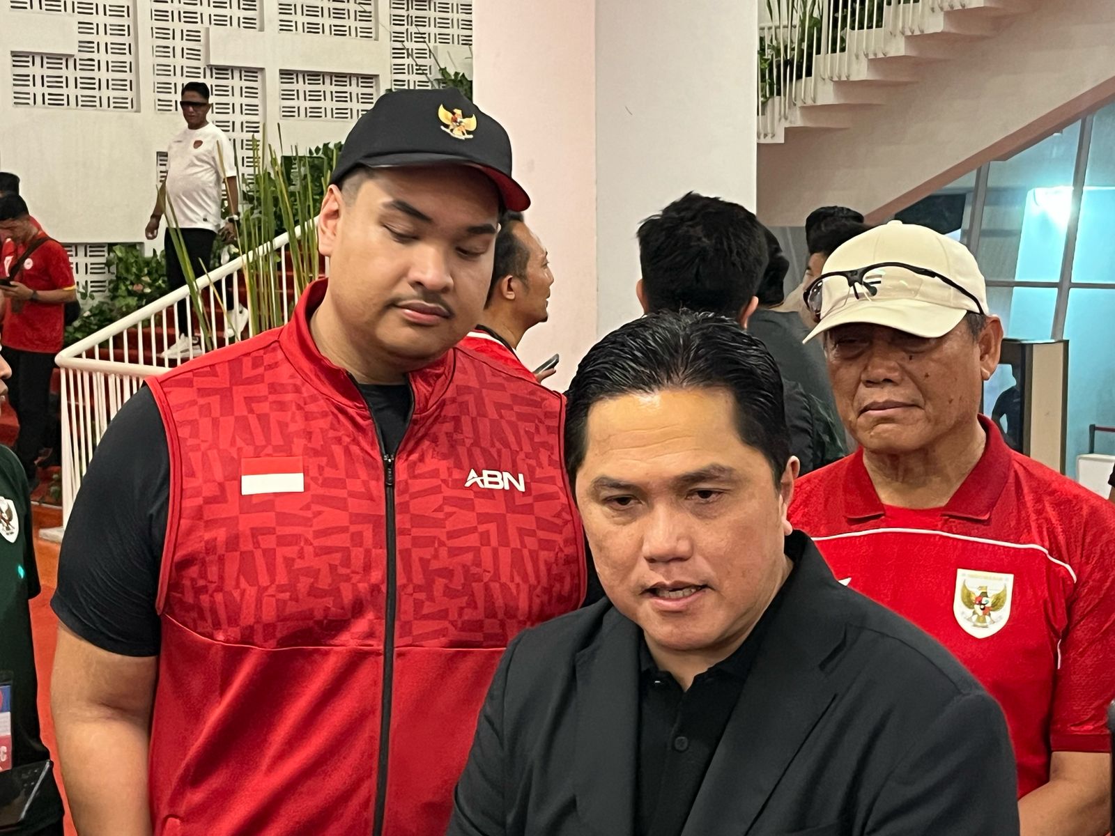 Ketum PSSI Erick Thohir (tengah) saat memberikan keterangan usai Timnas Indonesia mengalahkan Bahrain. (BeritaNasional/Harits Tryan)