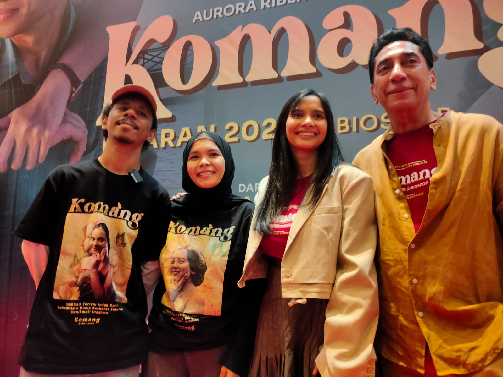 Dari kanan, Raim Laode, Komang, Naya Anindita, dan Chand Parwez saat konferensi pers film Komang. (BeritaNasional/Bagas Kusumohadi)