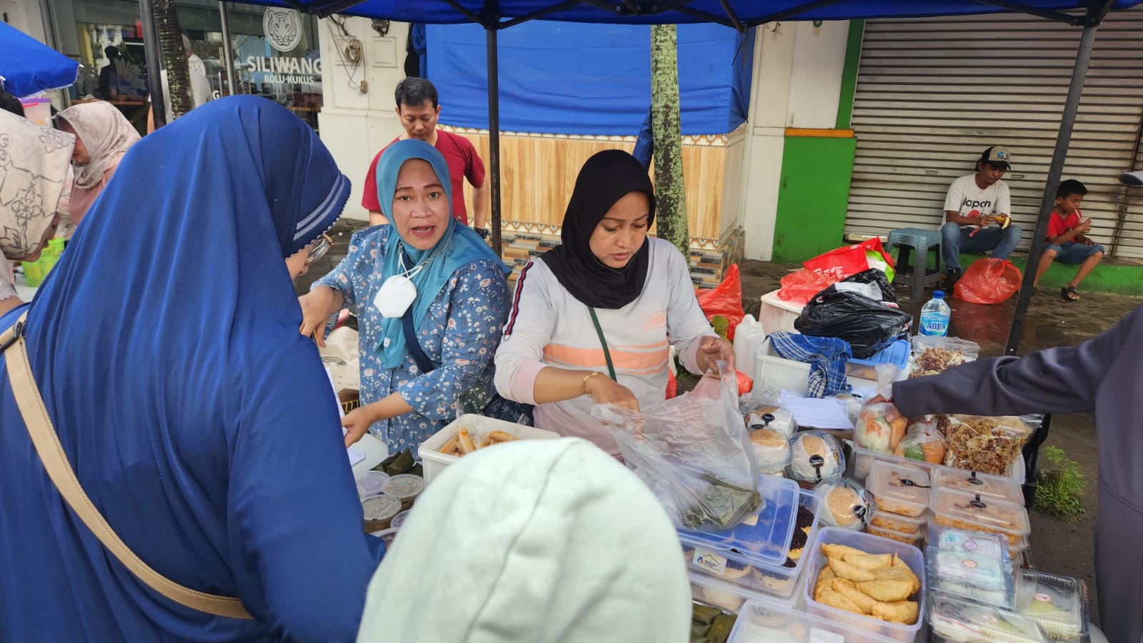 Pembeli dan penjual takjil di kawasan BSD, Tangsel. (BeritaNasional/Panji)