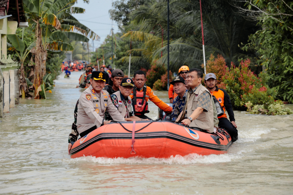 Gubernur Jawa Tengah Ahmad Luthfi (kanan) menaiki perahu karet saat meninjau banjir Grobogan. (Foto/Istimewa)