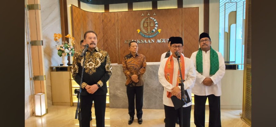 Momen Pramono Anung bersama Rano Karno (Doel) menyambangi Kejaksaan Agung. (Foto/Doc. Kejagung)