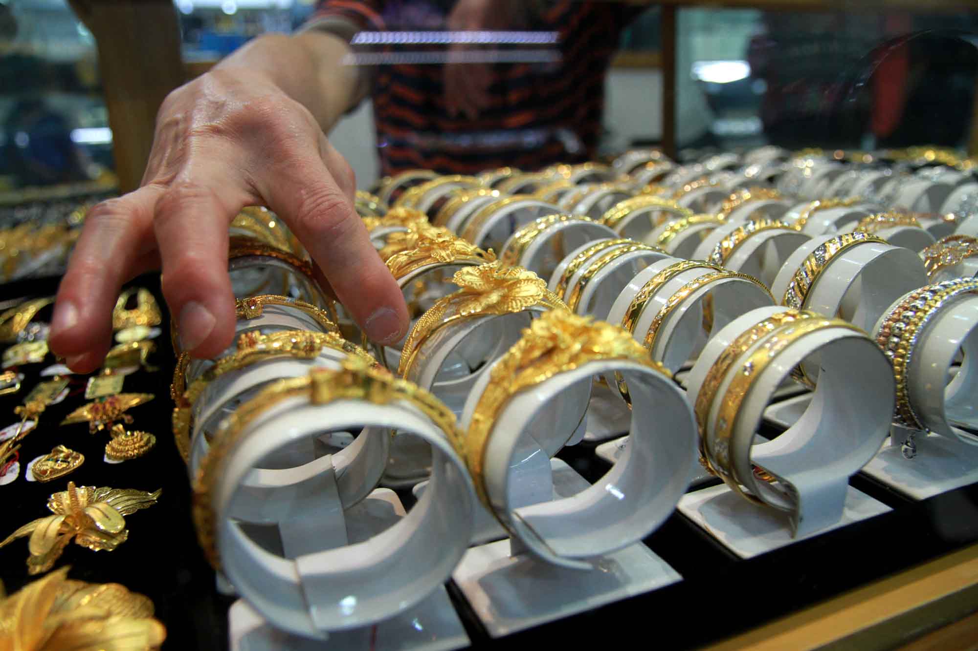 Penjual perhiasan emas menata dagangannya di Cikini Gold Center, Jakarta, Senin (17/3/2025). (Beritanasional.com/Oke Atmaja)