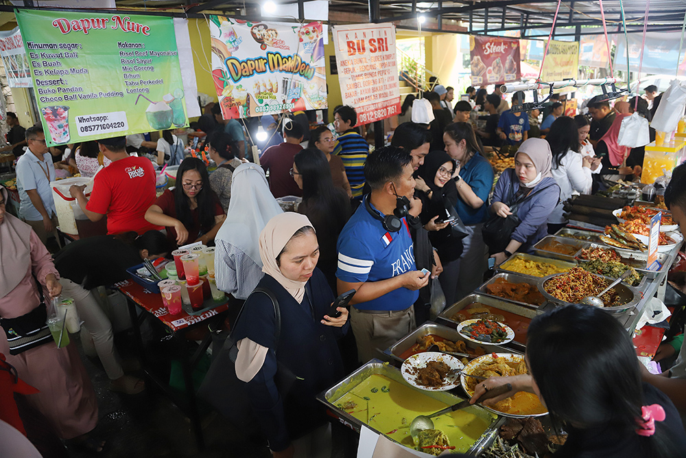 Hari ketiga puasa warga masih antusias untuk berburu takjil di bazar takjil Benhil. (BeritaNasional/Elvis Sendouw)