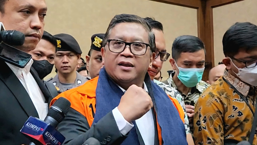 Sekjen PDIP Hasto Kristiyanto saat jalani sidang perdana di PN Jakpus terkait kasus dugaan suap dan perintangan penyidikan, Jumat (14/3/2025). (BeritaNasional/Panji Septo)