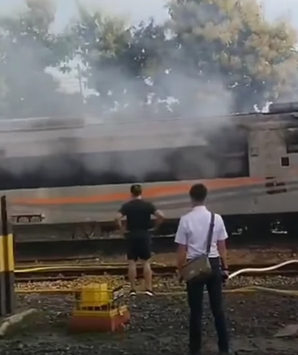 Suasana kebakaran gerbong kereta di Stasiun Tugu Yogyakarta. (Foto/Istimewa)