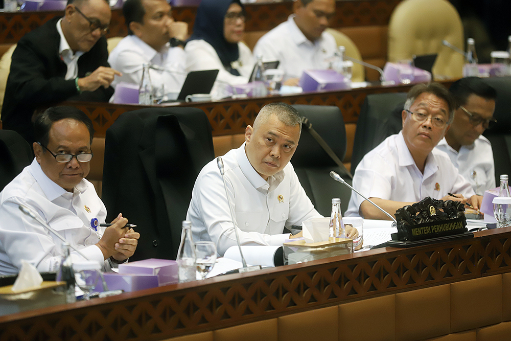 Menhub Dudy Purwagandhi (dua dari kiri) saat rapat dengan DPR. (BeritaNasional/Elvis Sendouw)