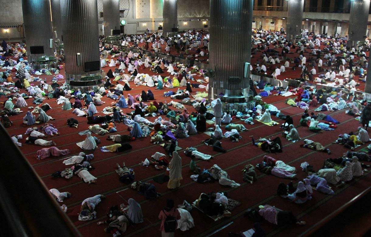 Sejumlah umat Islam beriktikaf di Masjid Istiqlal, Jakarta, Senin (24/3/2025). (Beritanasional.com/Oke Atmaja)