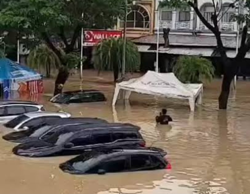 Banjir besar rendam di Jabodetabek rendam kendaraan bermotor (BeritaNasional/instagram)