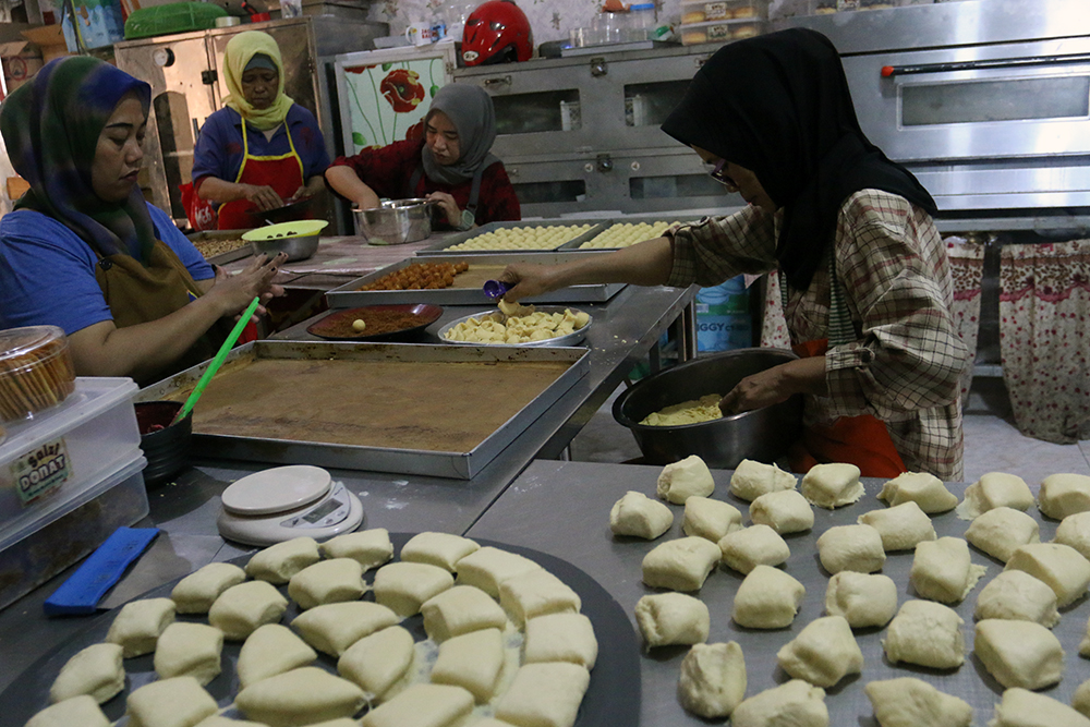 Pembuatan kue kering lebaran di Depok. (BeritaNasional/Elvis Sendouw)