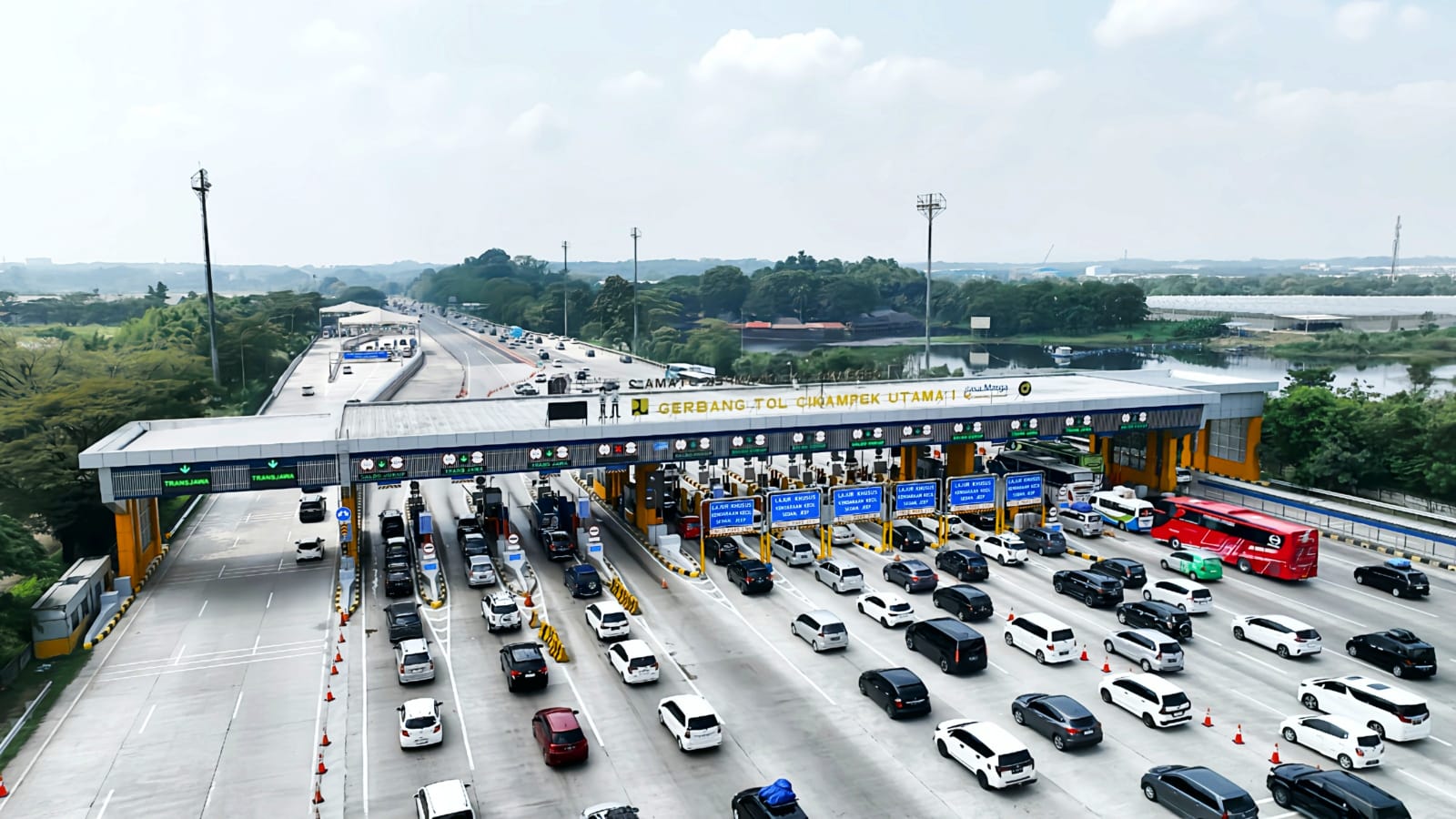 Pemudik melintas di Gerbang Tol Cikampke. (Foto/Jasa Marga).