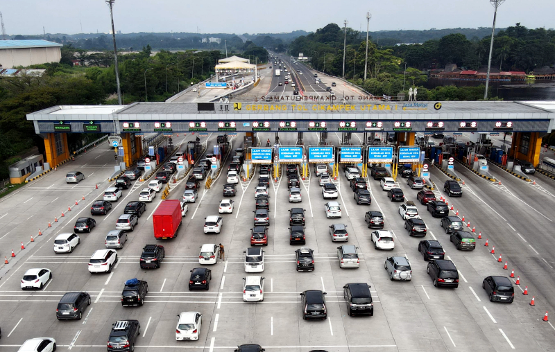 Pemudik melintas di gerbang tol Cikampek. (BeritaNasional/Elvis).