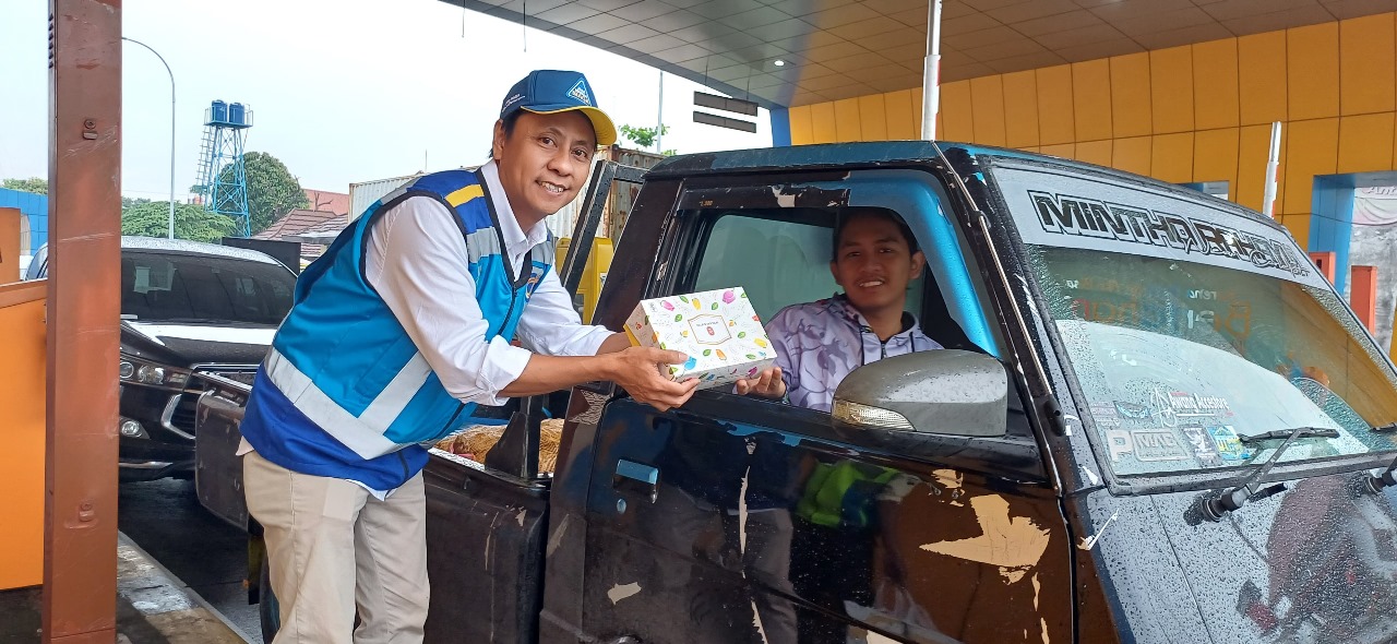 Jasamarga Transjawa Tol Bagikan 4000 Takjil untuk Pengguna Tol saat Ramadan. (Foto/Jasa Marga).