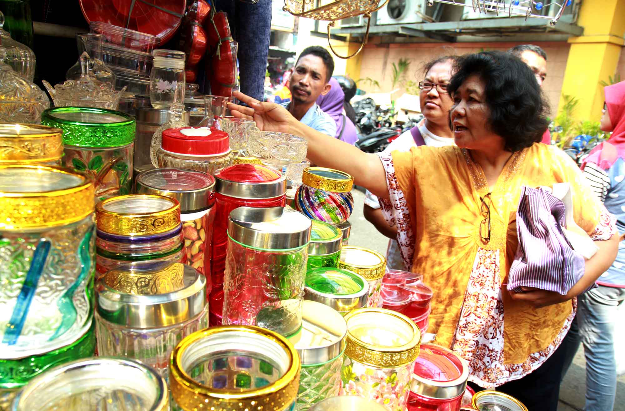 Pembeli melihat toples kue Lebaran di kawasan Pasar Jatinegara, Jakarta Timur, Selasa(25/3/2025). (Beritanasional.com/Oke Atmaja)