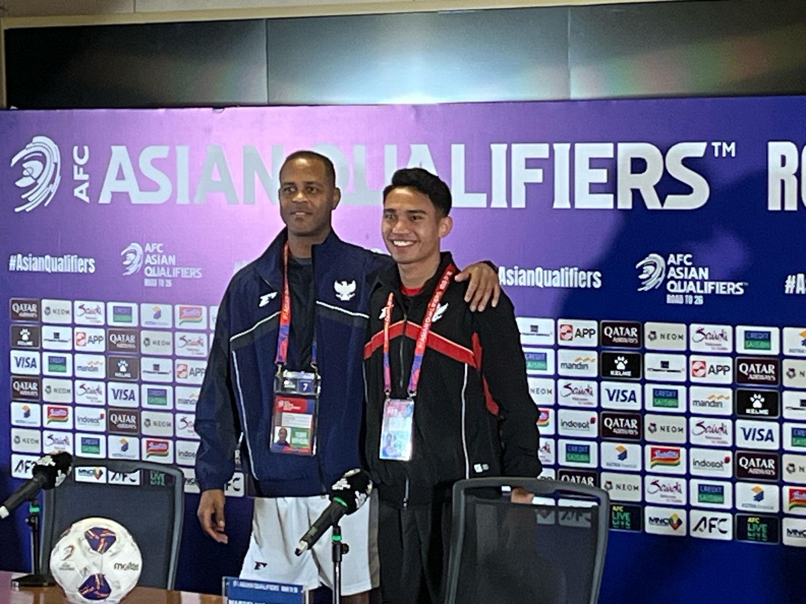 Pelatih Timnas Indonesia Patrick Kluivert dan Pemain Timnas Indonesia Marselino Ferdinan. (BeritaNasional/Harits).