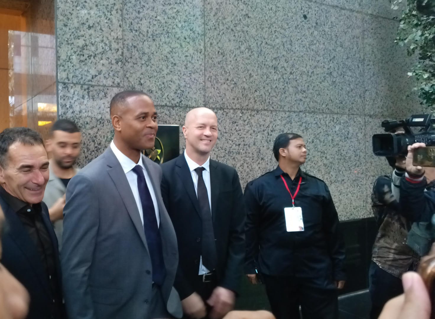 Penasihat Teknik Timnas Indonesia Jordi Cruyff (dua dari kanan) bersama Pelatih Kepala Patrick Kluivert. (BeritaNasional/Hamdi)