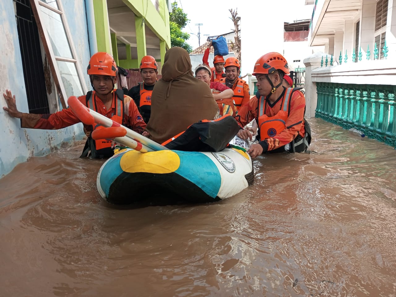 Warga terdampak banjir dievakuasi petugas BPBD DKI Jakarta (BeritaNasional/Lydia)