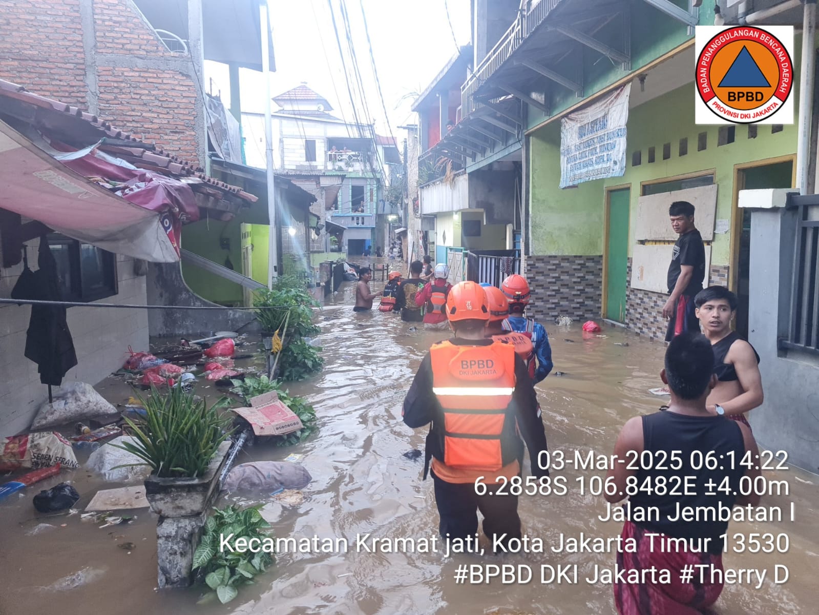 Situasi banjir di salah satu kawasan di Jakarta akibat meluapkan kali Ciliwung dan hujan deras. (BeritaNasional/BPBD DKI)