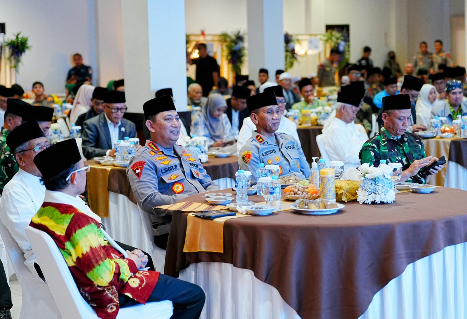 Kapolri Jenderal Polisi Drs. Listyo Sigit Prabowo melaksanakan kegiatan Bhakti Sosial dan Safari Ramadan. (Foto/Humas Polri).