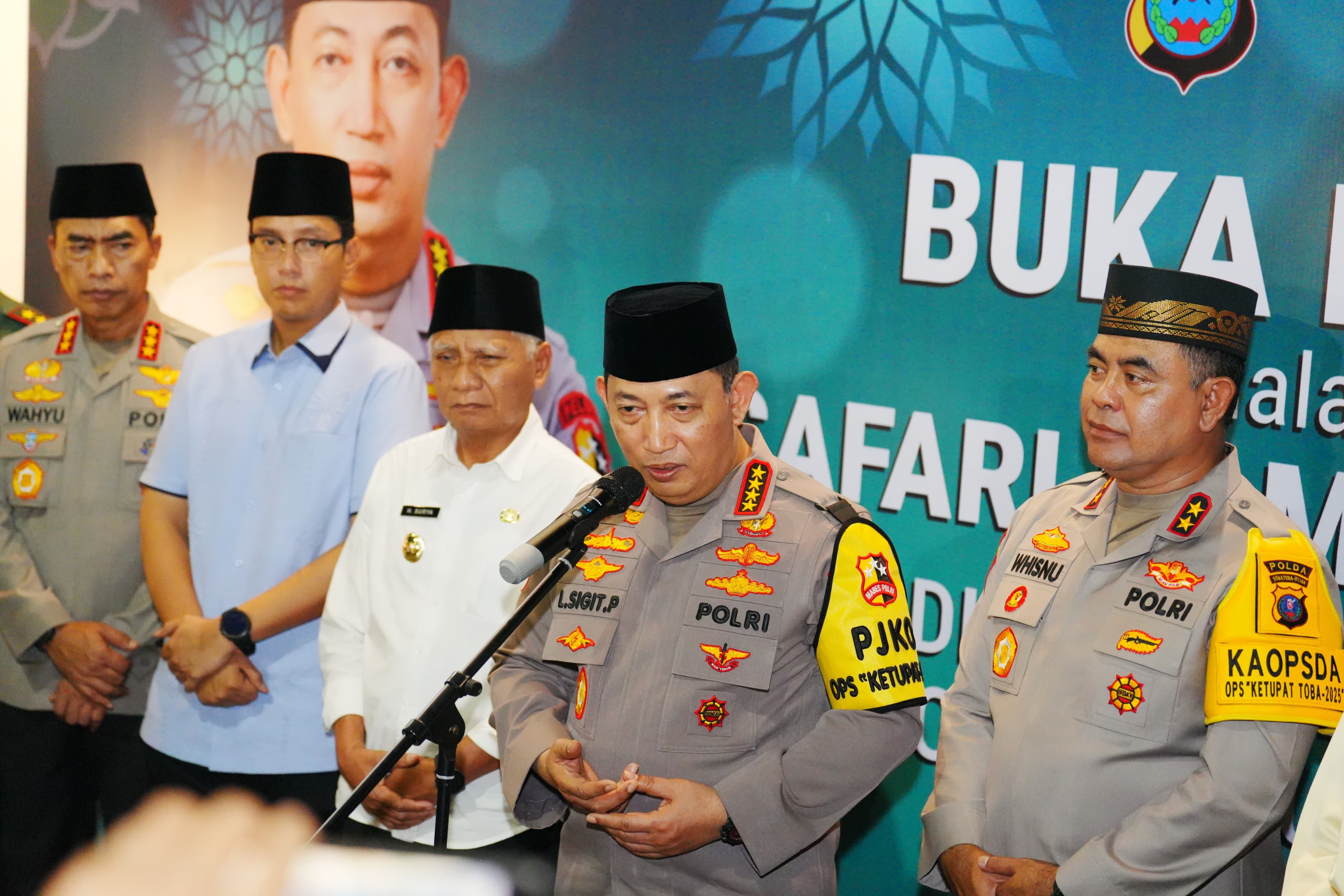 Kapolri Jenderal Polisi Drs. Listyo Sigit Prabowo (tengah). (Foto/Humas Polri).