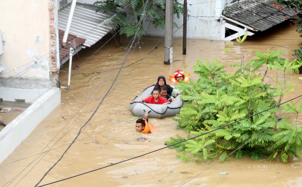 Petugas mengevakuasi warga saat melintasi banjir di kawasan Rawajati, Jakarta, Selasa (4/3/2025).  (Beritanasional.com/Oke Atmaja)