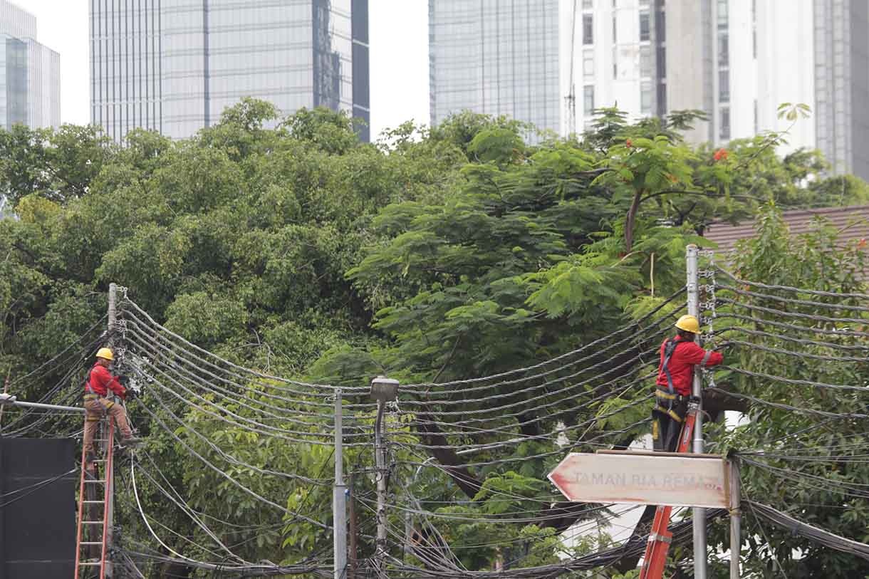 Petugas melakukan perbaikan jaringan kabel Listrik di Jalan Hang Lekir I, Senayan, Jakarta, Sabtu (1/3/2025). (Beritanasional.com/Oke Atmaja)