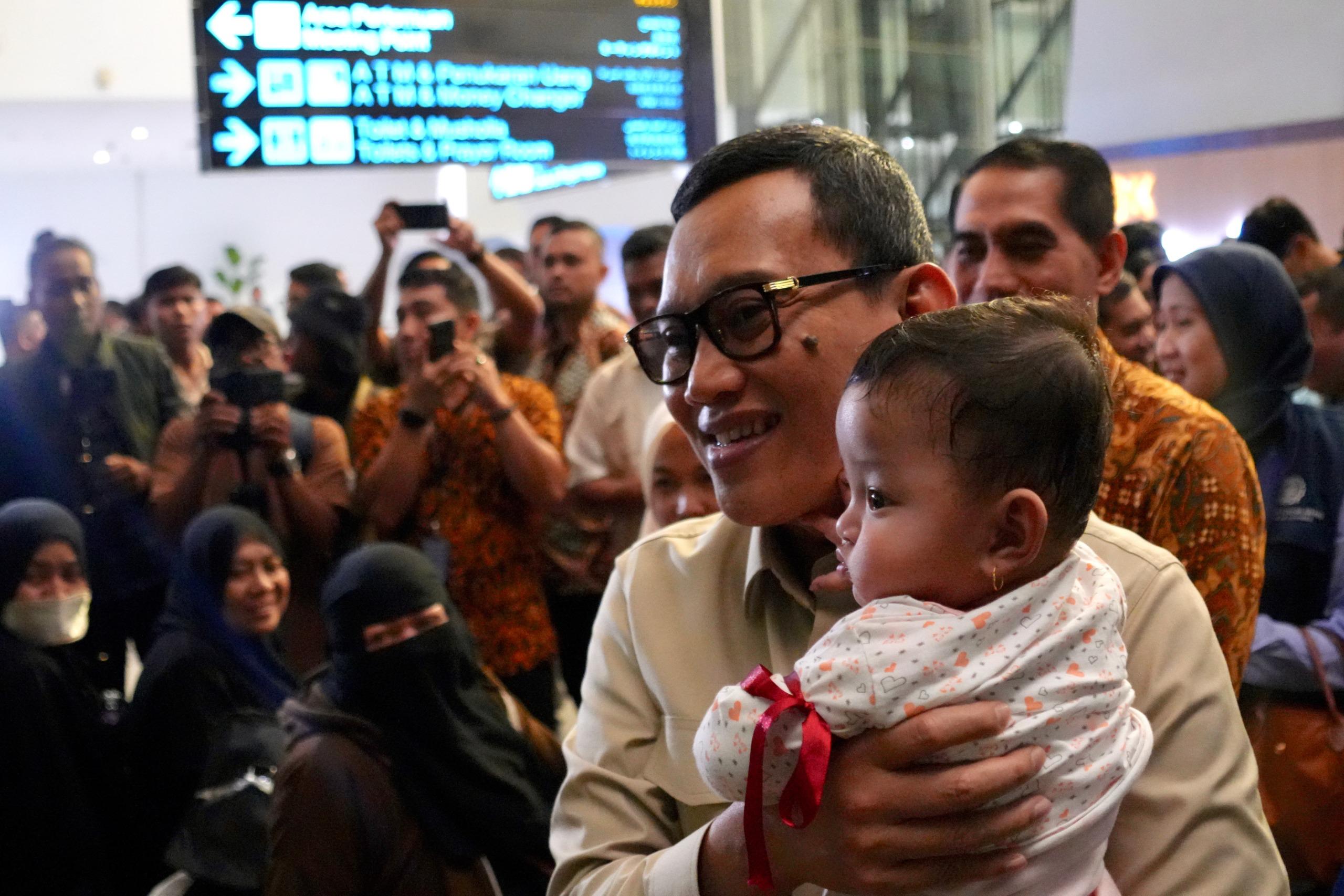 Menteri Pelindungan Pekerja Migran Indonesia (P2MI) Abdul Kadir Karding sambut kedatangan ratusan pekerja migran. (BeritaNasional/Elvis Sendouw/HO Hms P2MI)