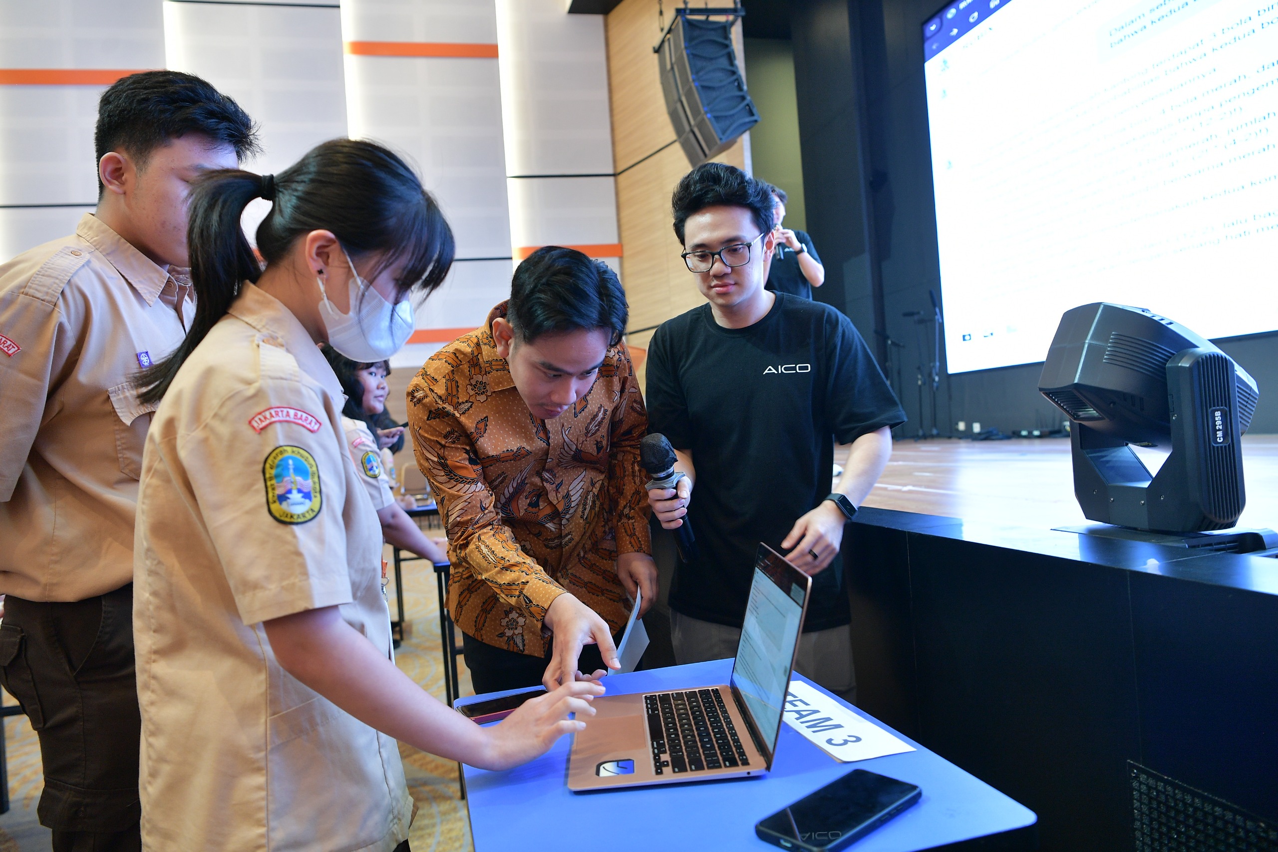 Wakil Presiden (Wapres) Gibran Rakabuming meninjau sekolah SMA Bunda Mulia. (BeritaNasional/Elvis Sendouw/HO Setwapres)