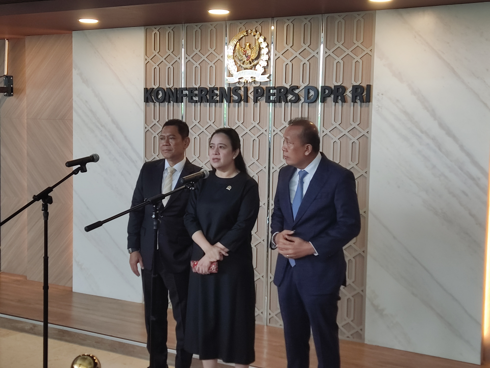 Ketua DPR RI Puan Maharani (tengah) saat memberikan keterangan di Gedung DPR. (BeritaNasional/Ahda)