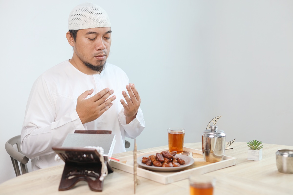 Berdoa saat berbuka puasa. (Foto/Freepik).