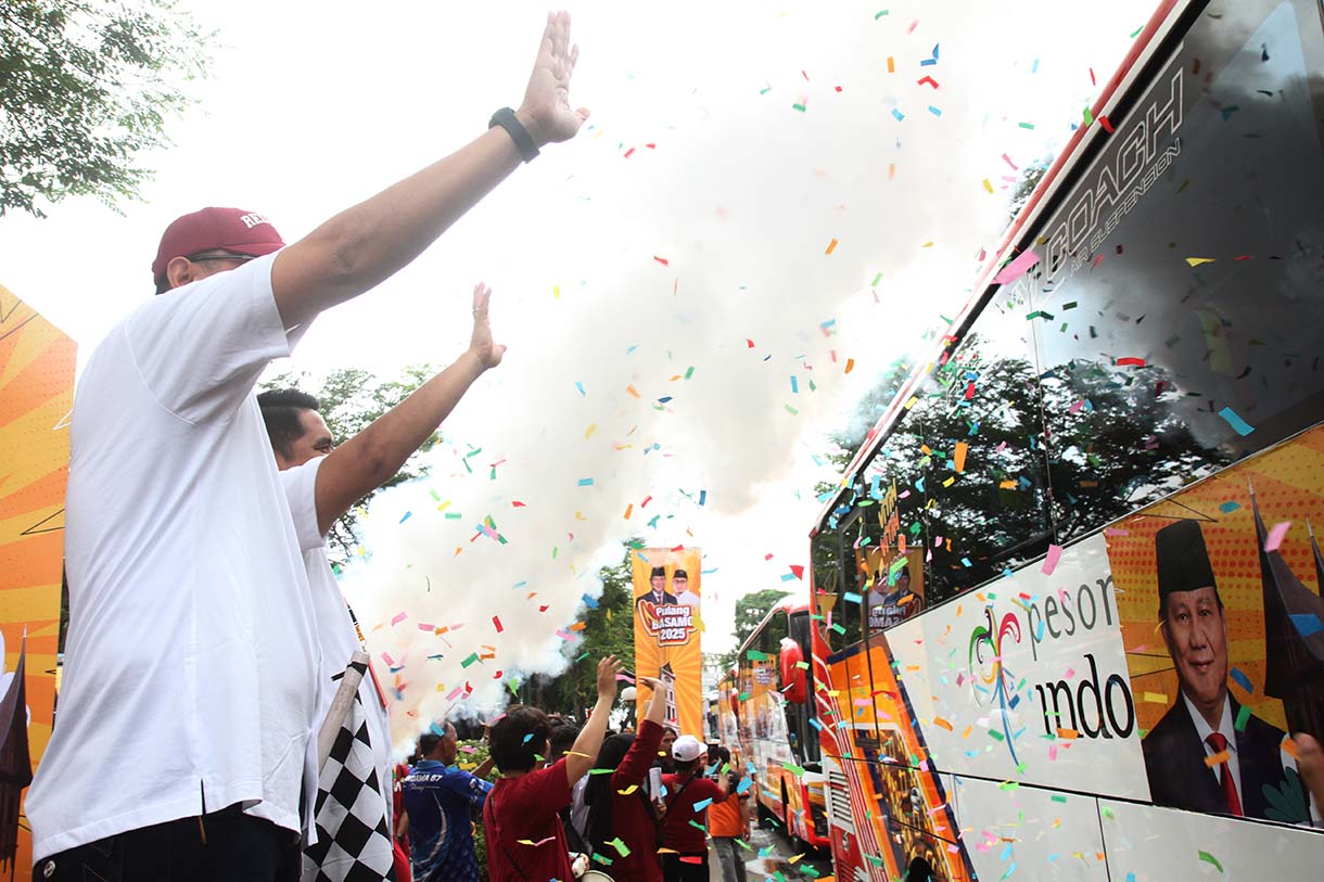 Koordinator Pulang Basamo 2025, Muhammad Reza Ikhwan saat melepas bus mudik Pulang Basamo di Komplek Parlemen MPR/DPR-DPD, Senayan, Jakarta, Minggu (23/3/2025). (Beritanasional.com/Oke Atmaja)