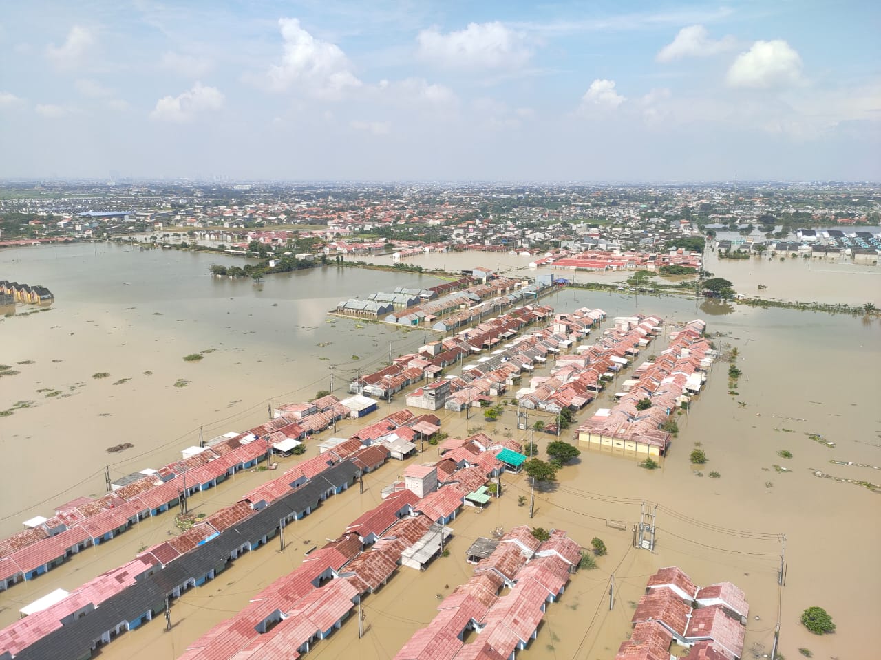 Pantauan udara banjir yang mengepung beberapa wilayah Bekasi hari ini. (Foto/Humas Polri)