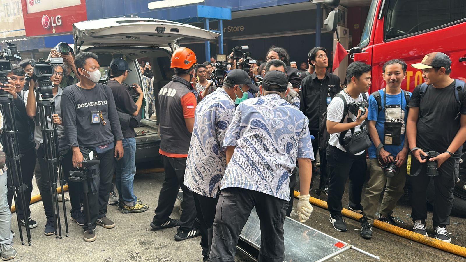 Petugas mengevakuasi korban kebakaran Glodok Plaza. (BeritaNasional/Lydia)