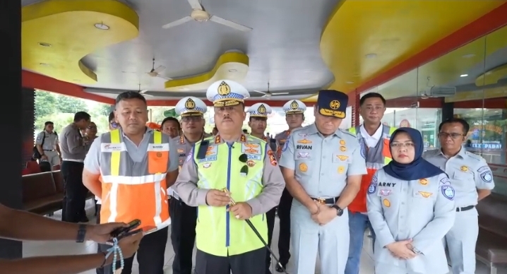 Kakorlantas Irjen Pol Agus Suryo Nugroho (dua dari kiri). (Foto/Istimewa)