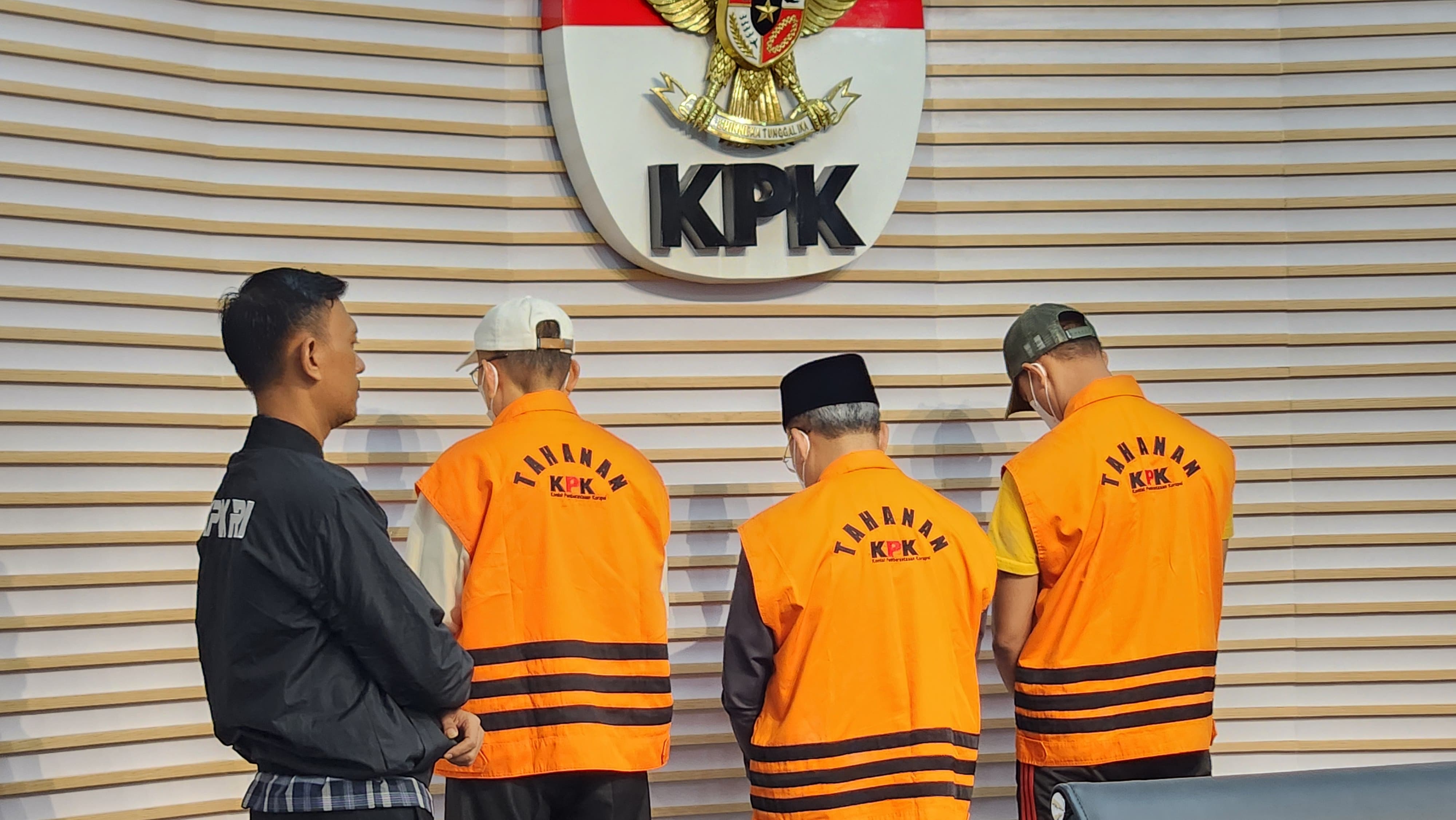 Tiga tersangka (baju oranye KPK) yang melakukan tindak pidana korupsi di Pemprov Bengkulu untuk mendanai maju Pilkada 2024. (BeritaNasional/Panji)