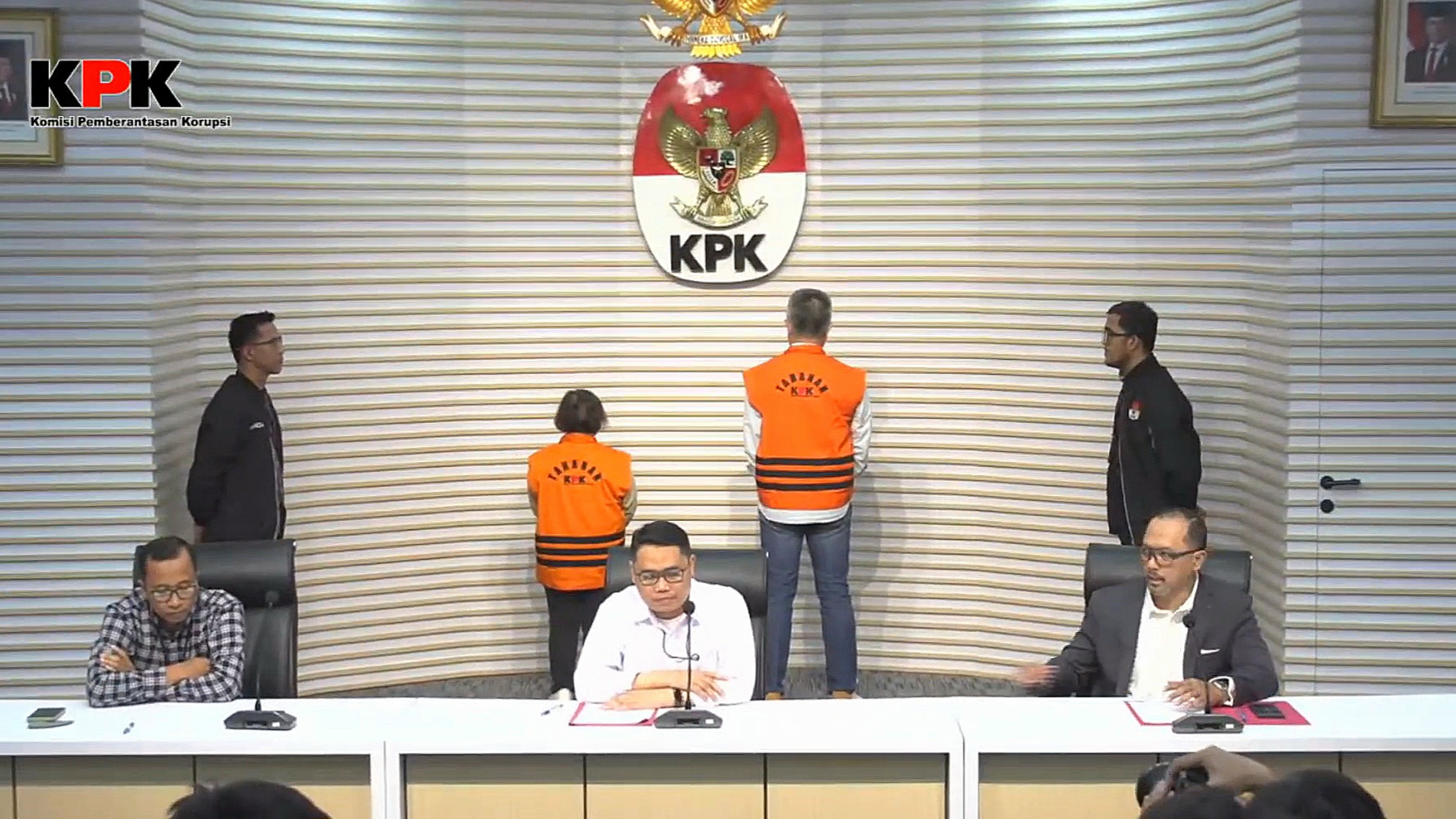 KPK menahan dua tersangka dalam kasus Korupsi Kredit LPEI. (Foto/YouTube KPK)