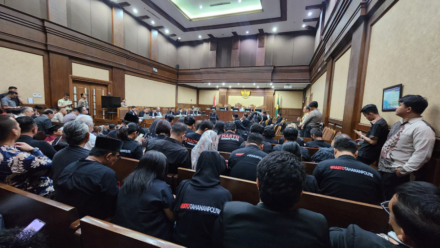 Sekjen PDIP Hasto Kristiyanto saat jalani sidang perdana di PN Jakpus terkait kasus dugaan suap dan perintangan penyidikan, Jumat (14/3/2025). (BeritaNasional/Panji Septo)