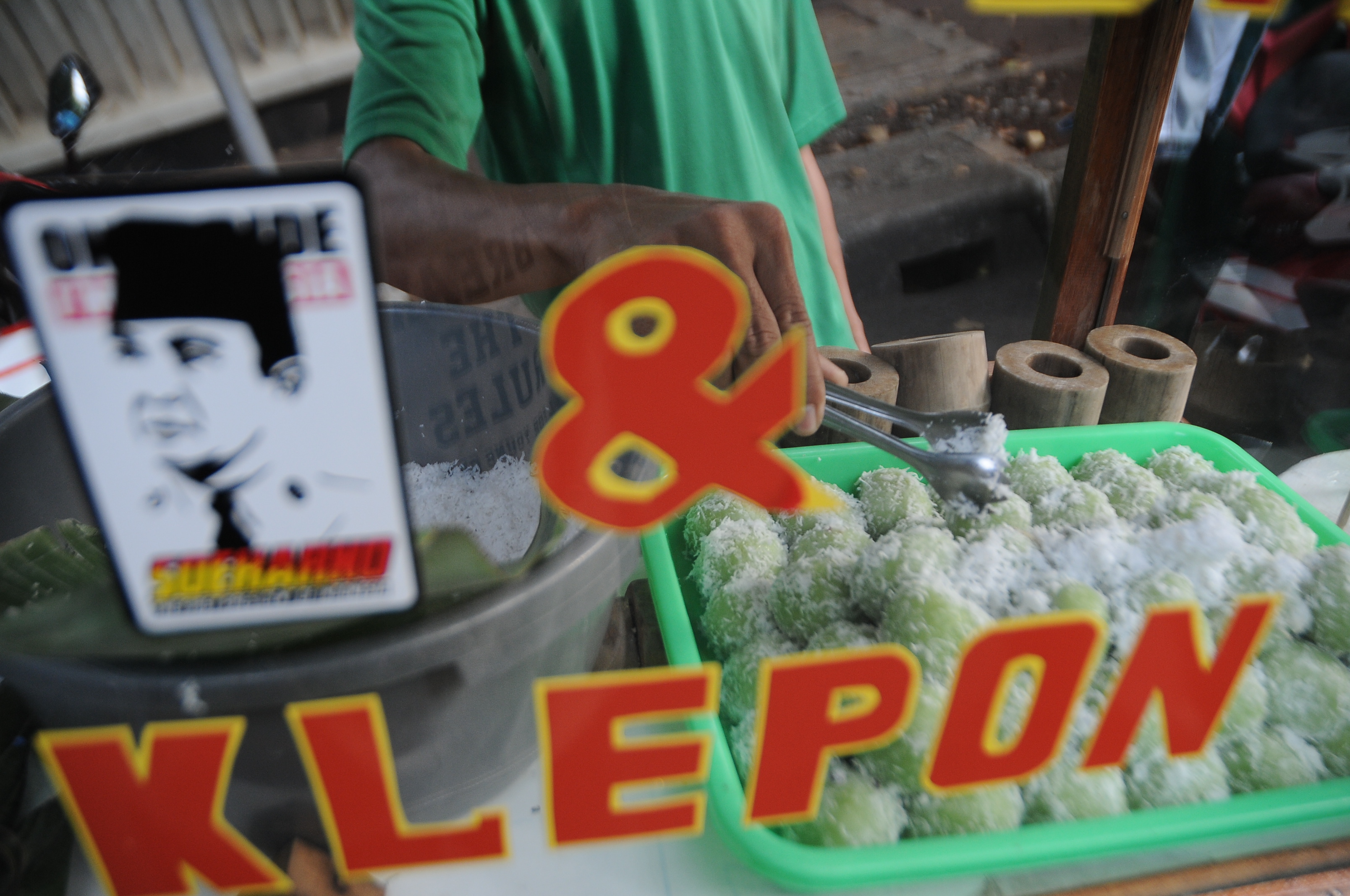 Klepon menjadi menu jajanan buka puasa. (BeritaNasional/Elvis Sendouw)