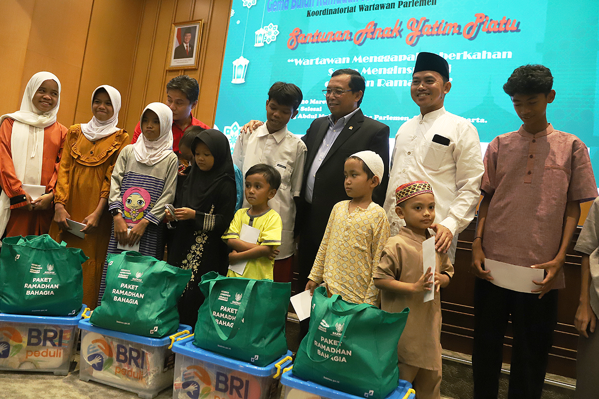 KWP bekerjasama dengan Biro Pemberitaan DPR membagikan paket Sembako dan Uang kepada 25 anak Yatim. (BeritaNasional/Elvis Sendouw)