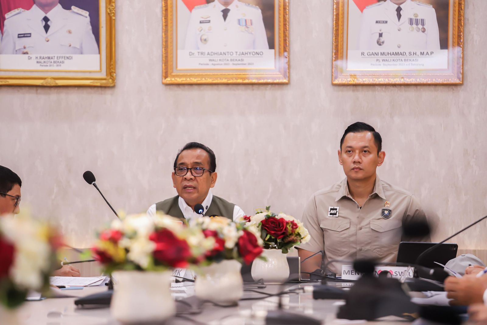 Menko Pratikno usai memimpin rapat koordinasi di Pendopo Wali Kota Bekasi. (Foto/Kemenko PMK).