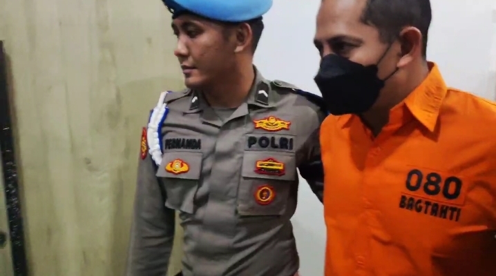 Mantan Kapolres Ngada AKBP Fajar Widyadharma Lukman Sumaatmaja mengenakan baju oranye resmi ditetapkan tersangka. (Foto/Istimewa)