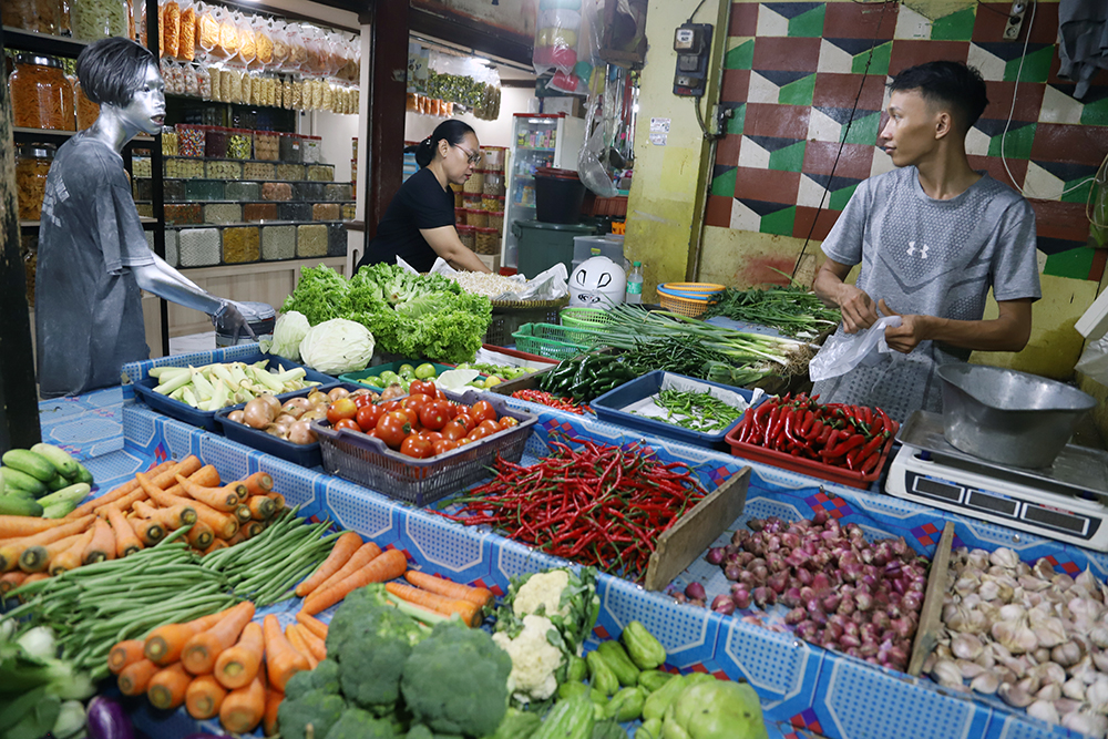 Masyarakat saat belanja kebutuhan pokok di pasar Jaya Depok. (BeritaNasional/Elvis Sendouw)